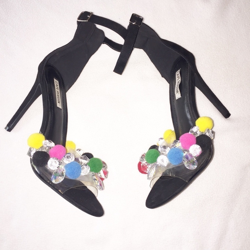 Cape Robbin “yuki-18” pom-Pom heel